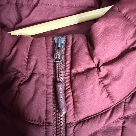 The North Face Women's Puffer Jacket - Maroon Thermoball size Women’s Medium - Picture 2 of 15